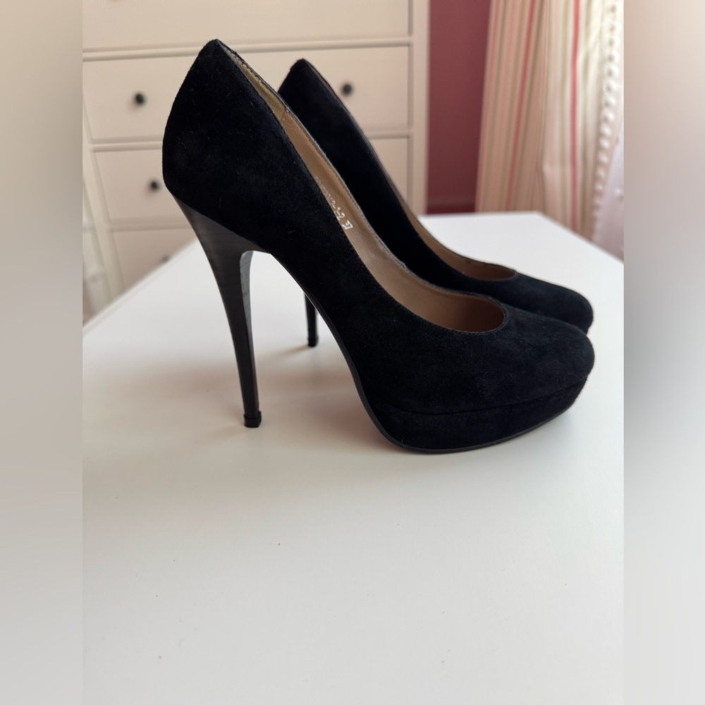 Seude Black Elegant Italian Heels, size 7US